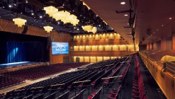 La salle spacieuse du Theatre avec ses 3 000 sièges et sa grande scène.